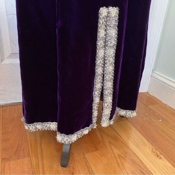 1960s Voluptuous Purple Velvet Maxi Dress - Picture 4 of 13